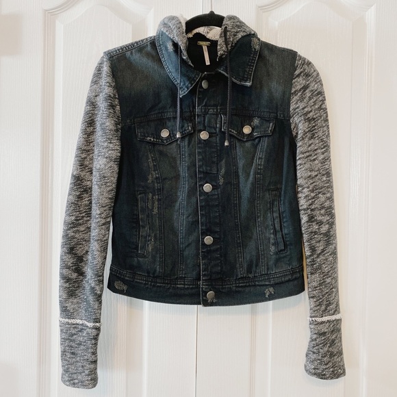Free People Woman’s Black Distressed Denim Jacket With Removable Hoodie Size XS - Picture 1 of 12